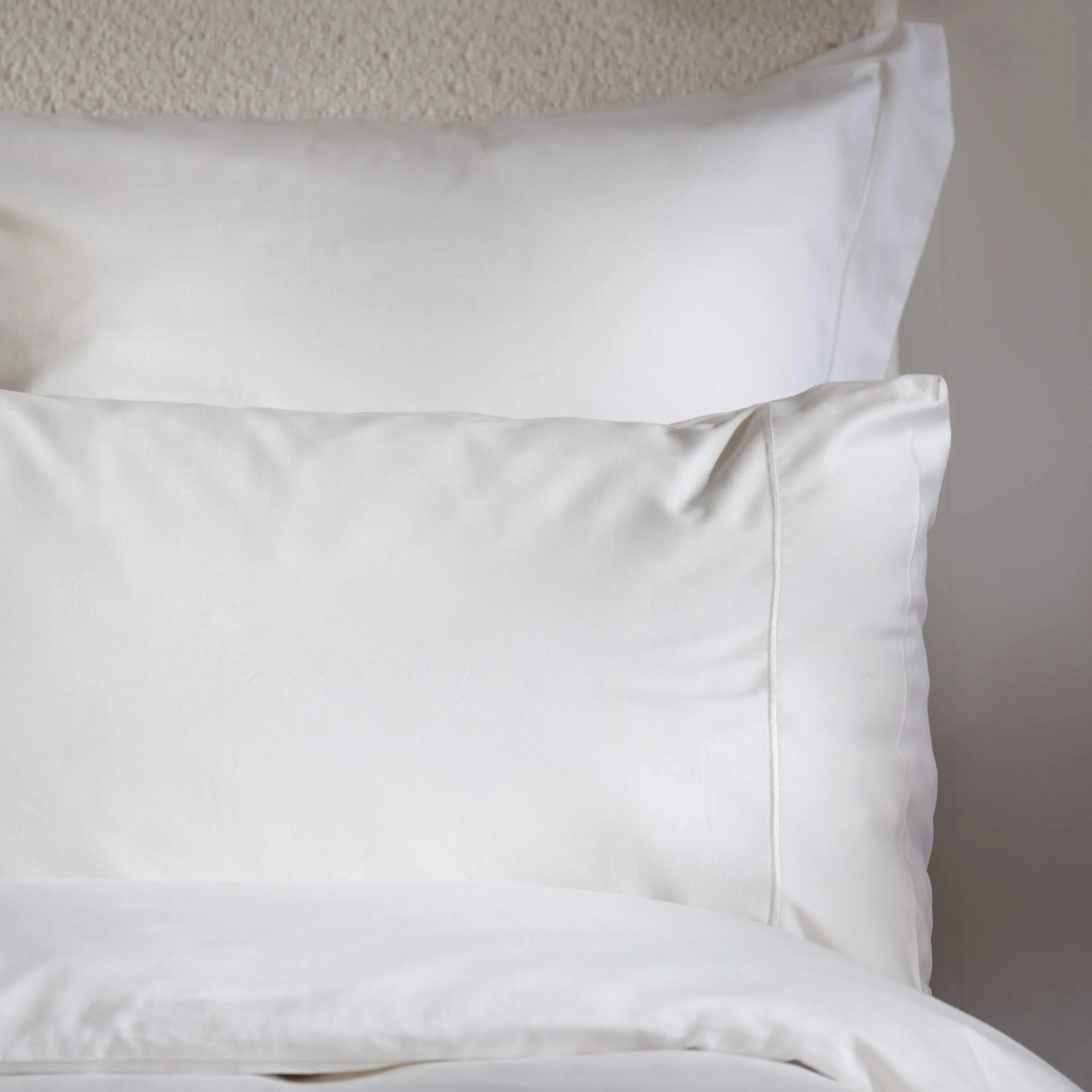 White 400 Thread Count Egyptian Cotton Superking Bed Set with Superking Pillowcases - Image 3
