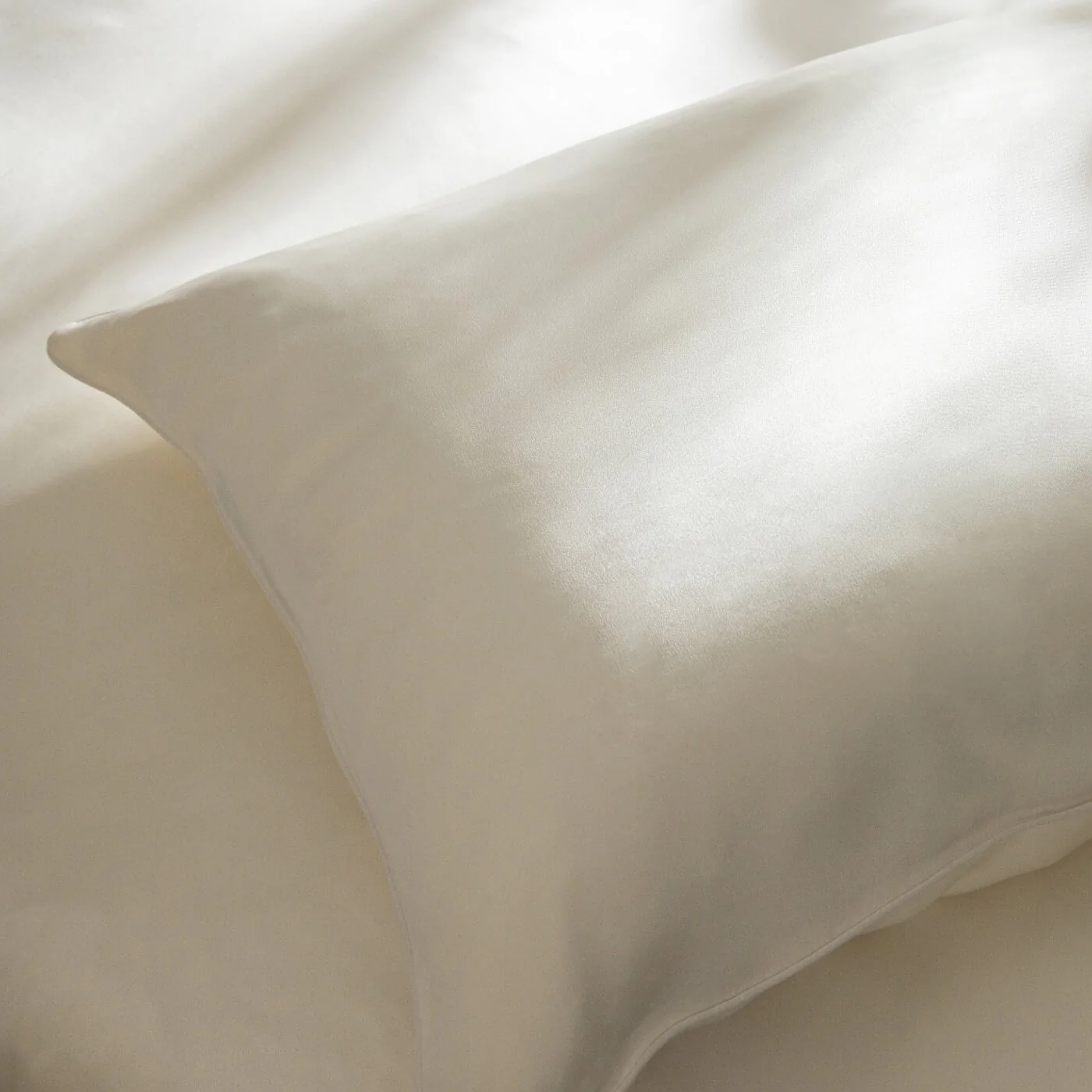 Ivory Mulberry Silk Bed Set with Super King Pillowcase - Image 8