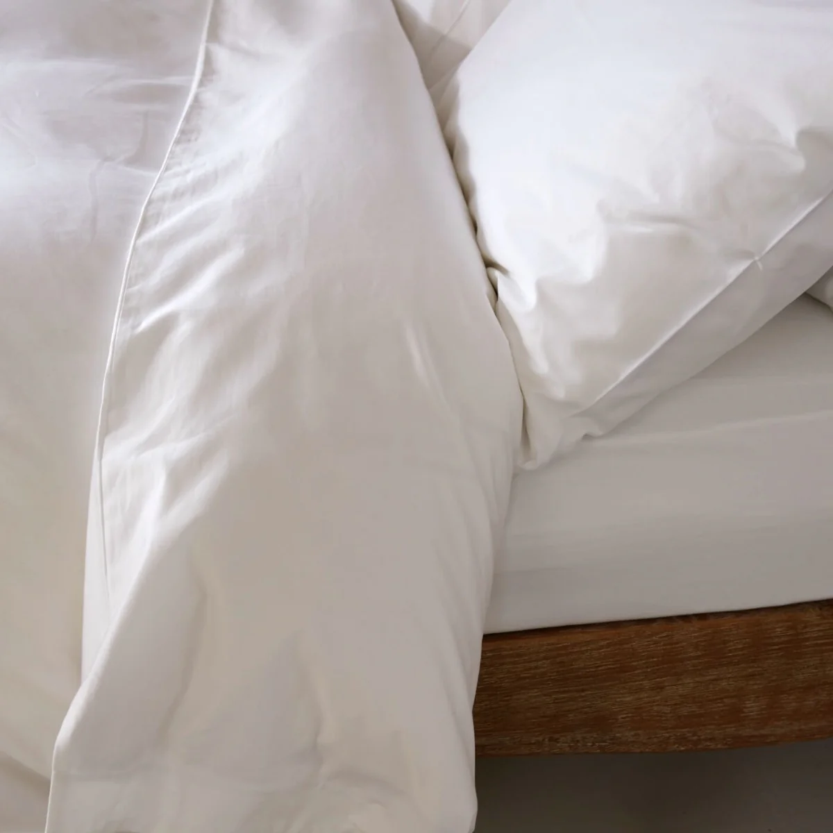 White 300 Thread Count Easycare Cotton With Tencel 40cm Deep Fitted Sheets - Image 3