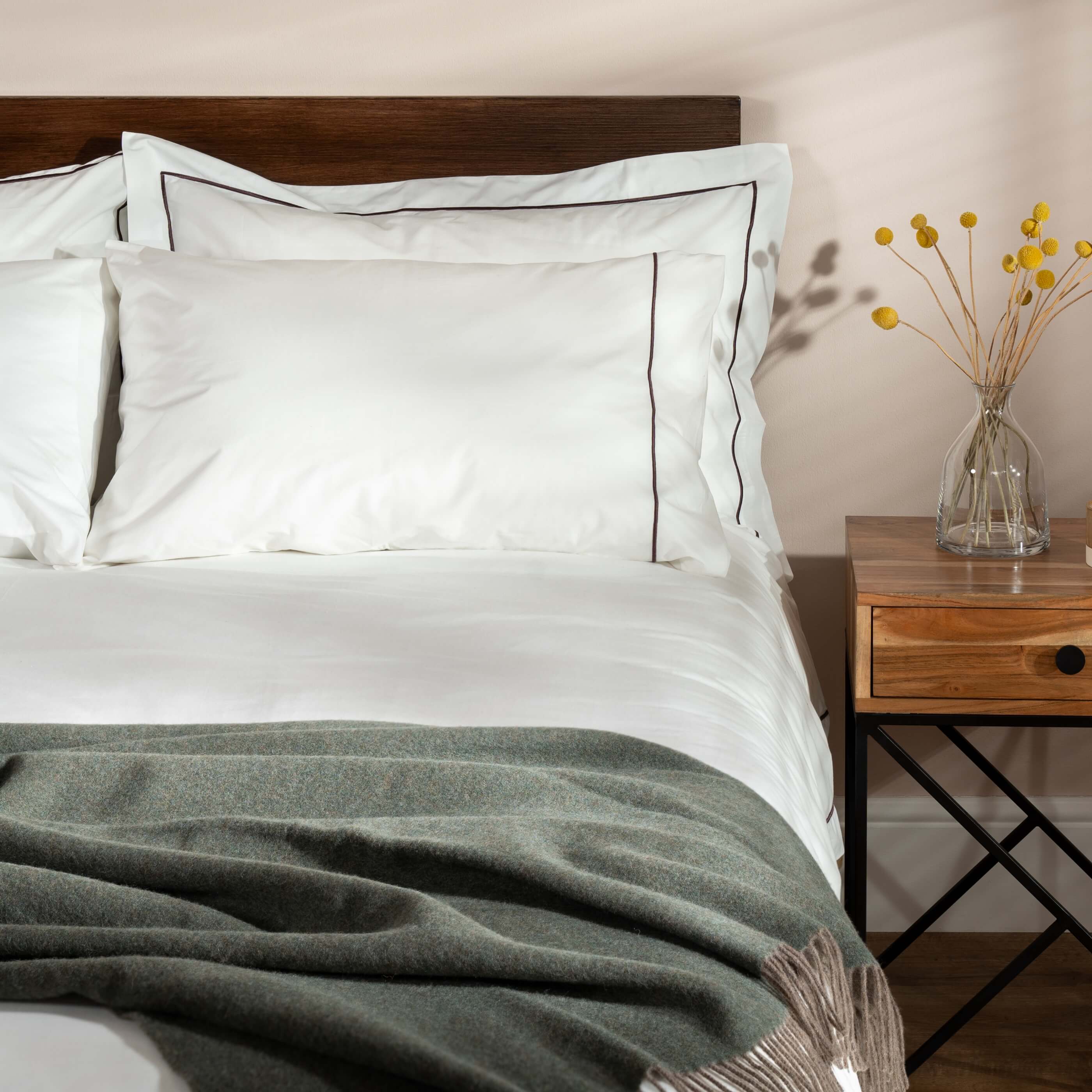 White / Blackberry 200 Thread Count Egyptian Cotton Pillowcases - Image 3